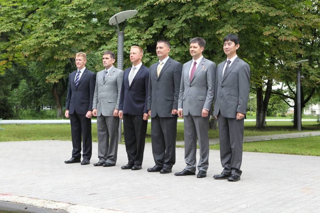 Expedition 44/45 backup and prime crew members