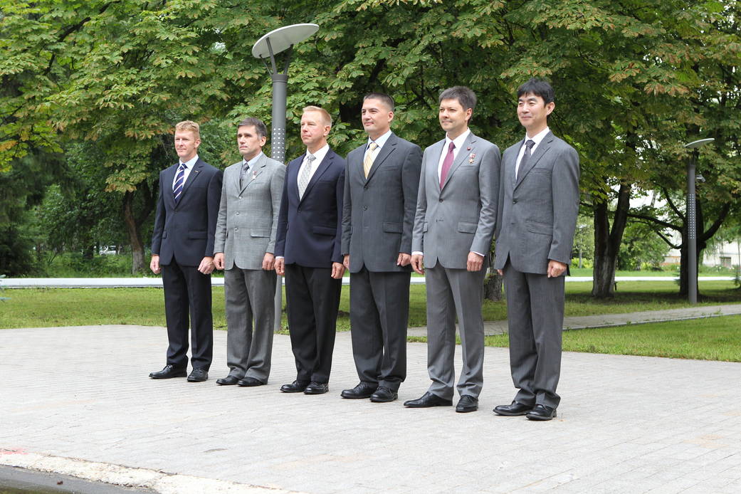 Expedition 44/45 backup and prime crew members