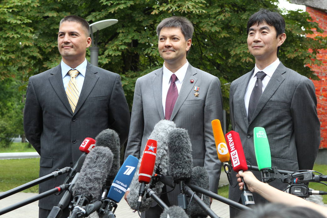 Expedition 44/45 crew members