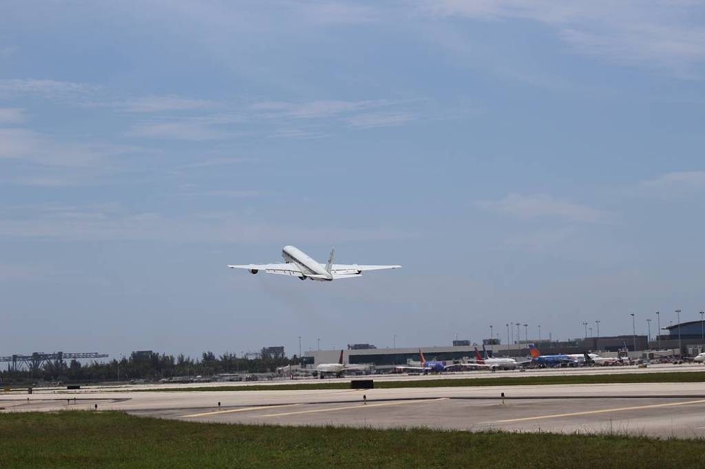 DC-8 departs Ft. Lauderdale/Hollywood Airport, CPEX