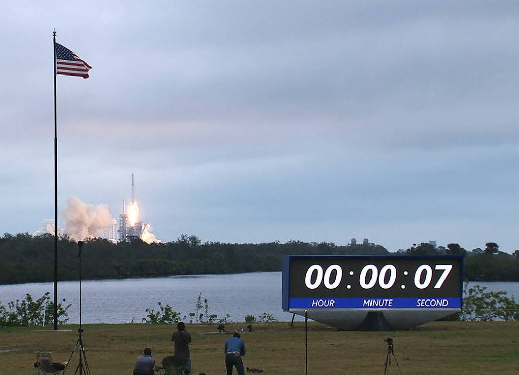 Dragon, Falcon 9 Lift-off