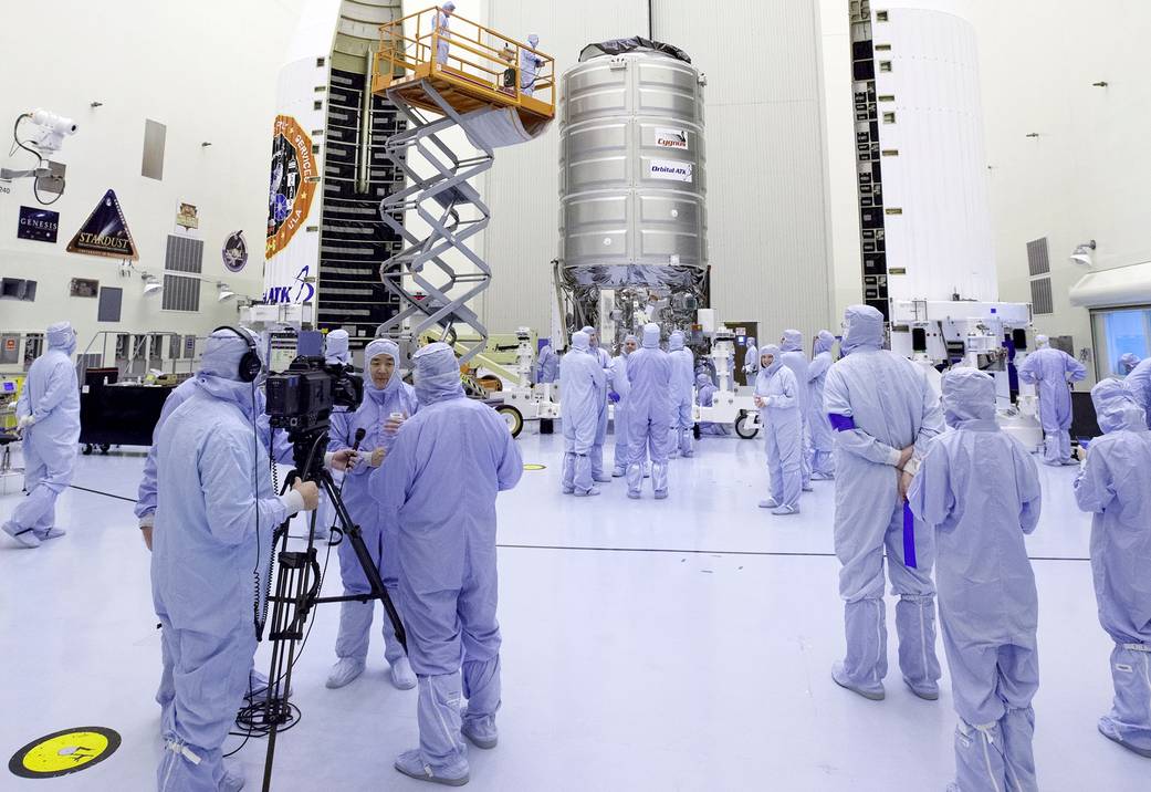 News Media View Cygnus Spacecraft 