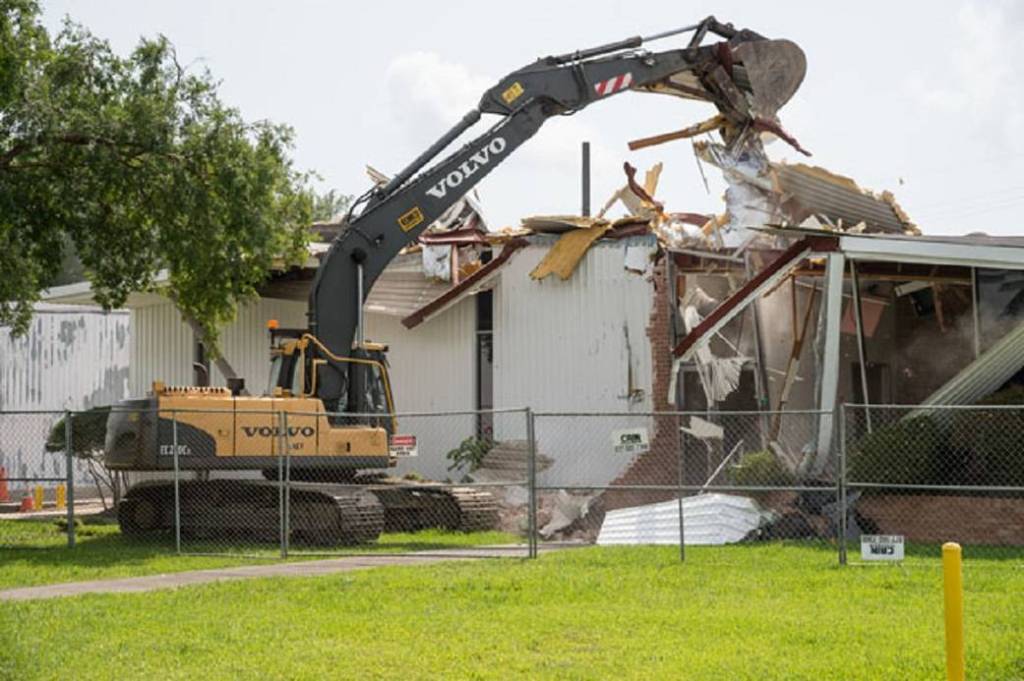 Demolition of Building 226 at NASA JSC