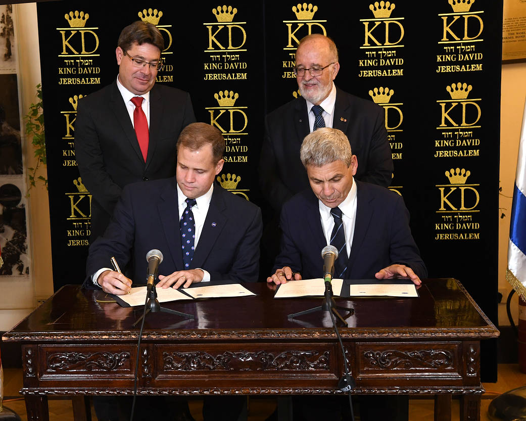 Joint statement signing 
