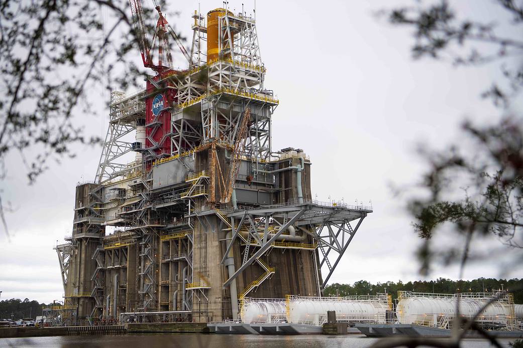 Barges Fill NASA Rocket Stage with Liquid Propellant  