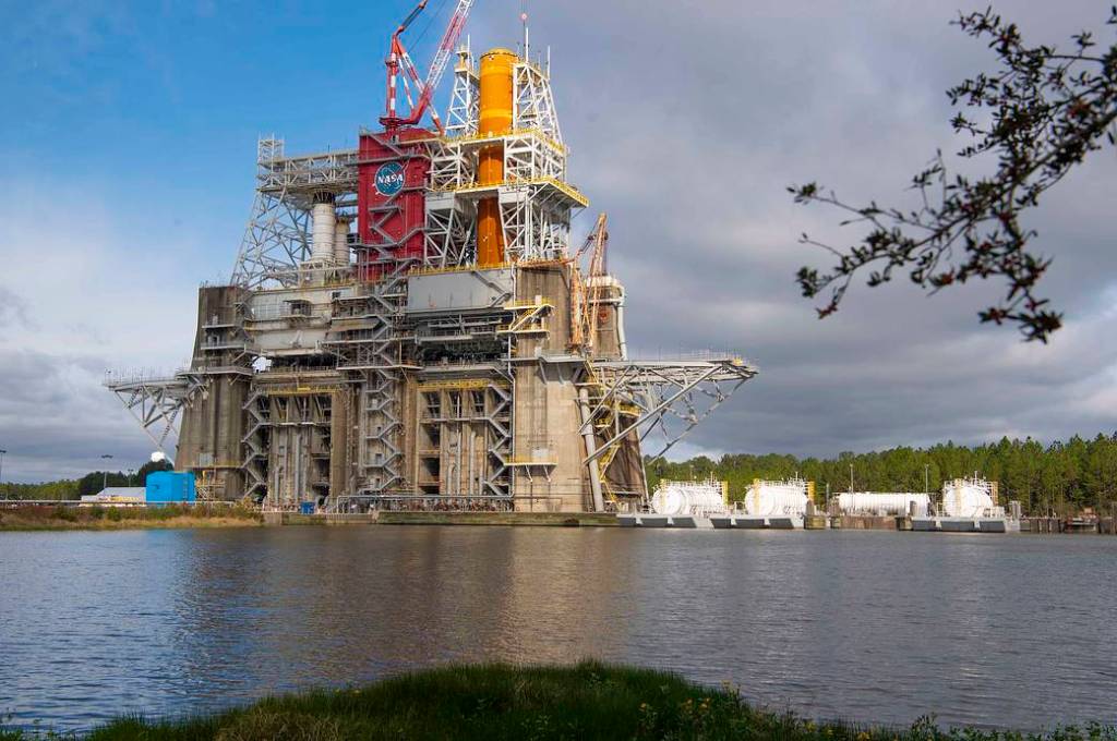 Barges Fill NASA Rocket Stage with Liquid Propellant  