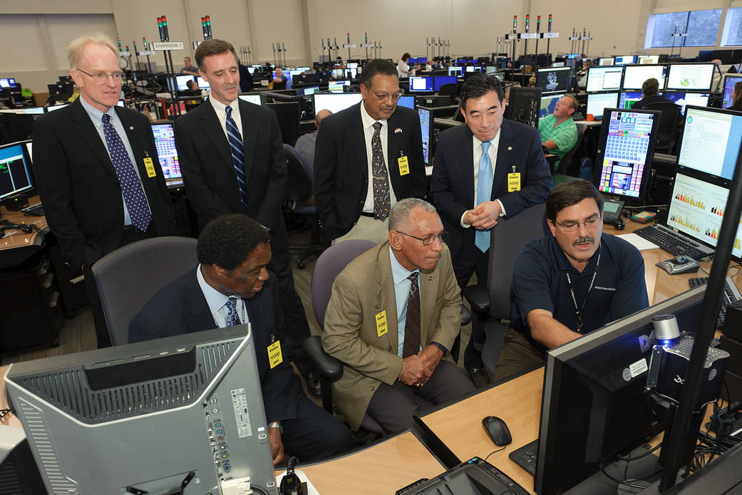 American Airlines Dispatcher Airman and ATC Coordinator Mike Sterenchuck demonstrates DWR.