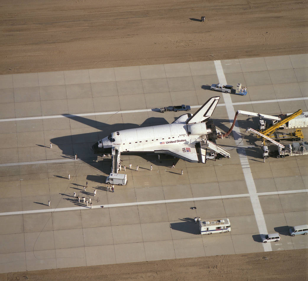 Discovery sitting on runway at Edwards AFB.