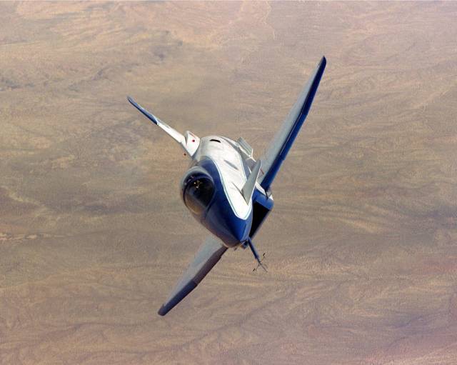 X-31 turns tightly over the desert floor on a research flight. 