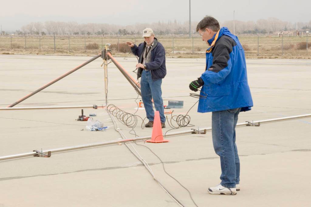 Researchers Connect Pressure Ports for DC-8 Alternative Fuels Study