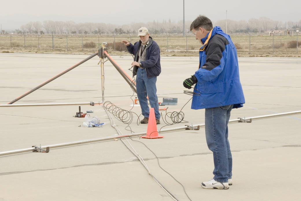 Researchers Connect Pressure Ports for DC-8 Alternative Fuels Study