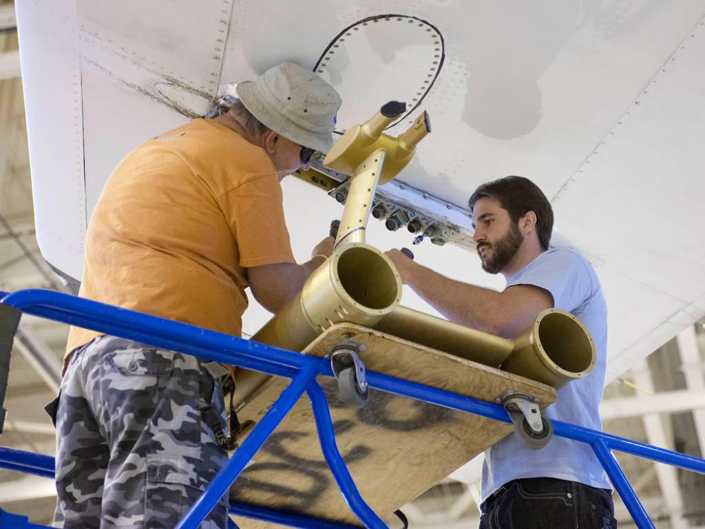 Cloud Particle Probes Installed on DC-8 Wingtips