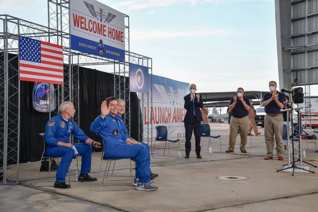 NASA Leaders Greet Behnken, Hurley After Splashdown