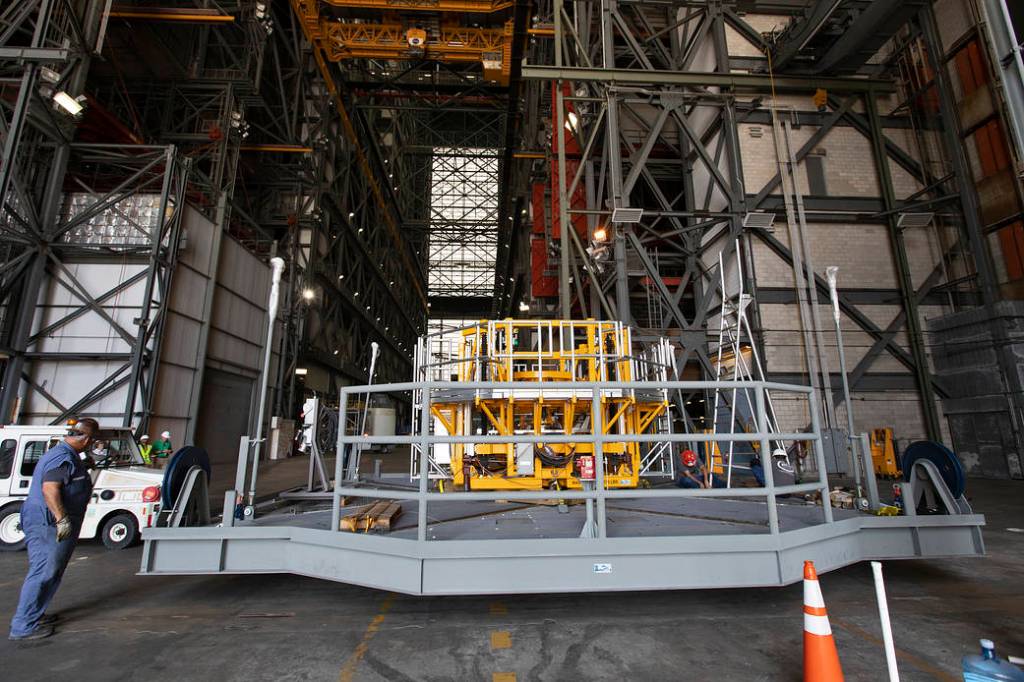 Engine Installer for Space Launch System Arrives at Kennedy Space Center