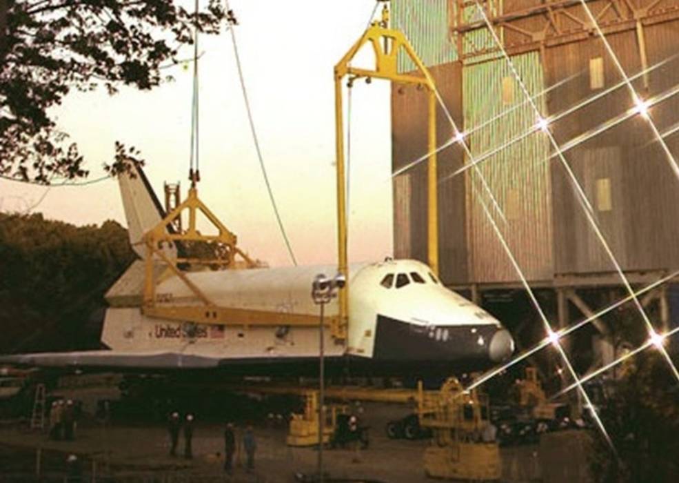 enterprise_msfc_prepare_to_lift_into_vibration_stand_apr_21_1978