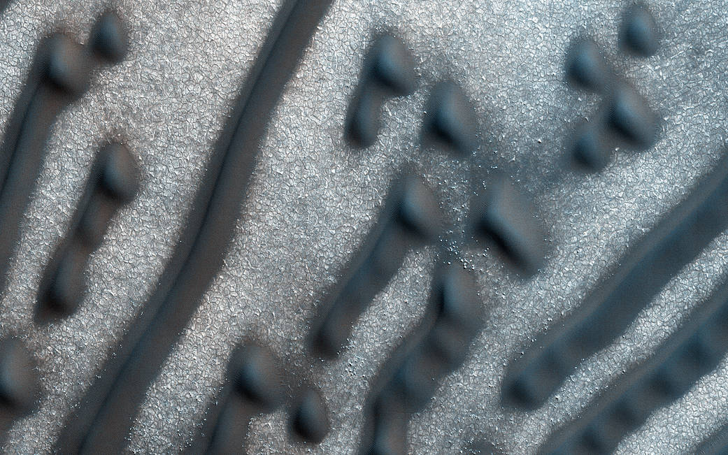 Dark diagonal shapes of dunes on the Mars surface imaged from Mars orbit