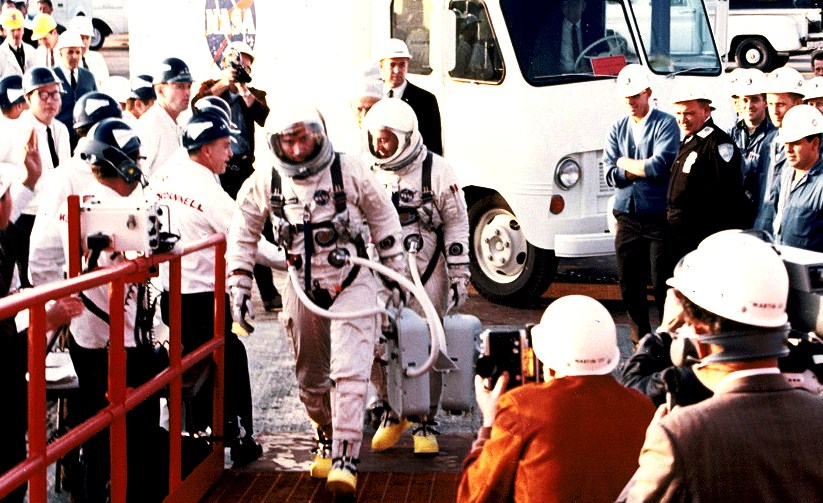 Grissom and Young arrive at Launch Pad 19