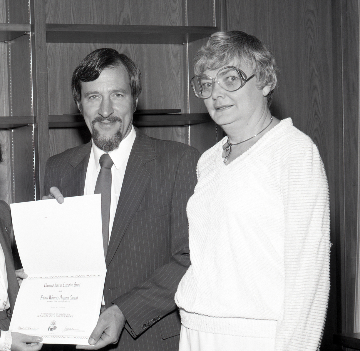 Andy Stofan present Peggy Yohner with award.