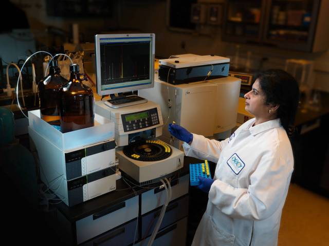 A researcher loads plasma extracts into HPLS.