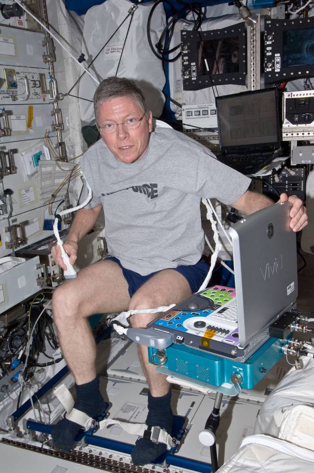 An ISS crewmember performs a SPRINT leg muscle self scan