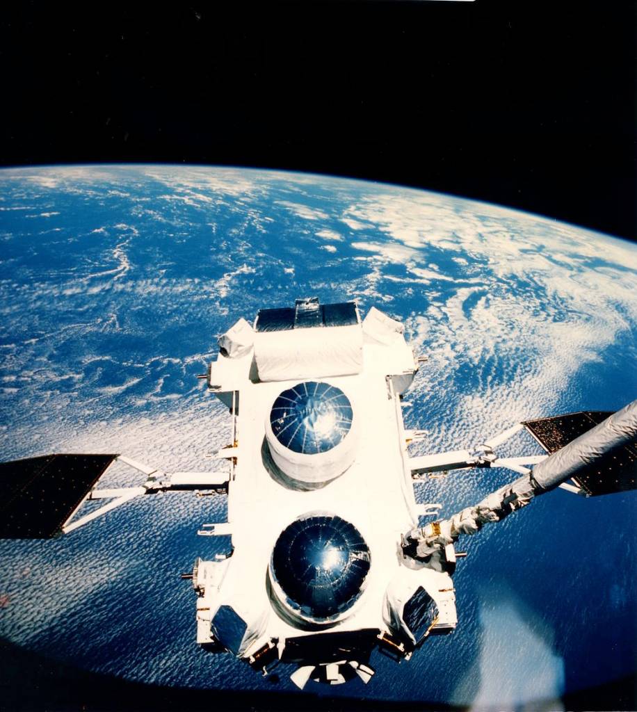 This Week in NASA History: STS-37 Crew Deploys Compton Gama-Ray Observatory — April 8, 1991