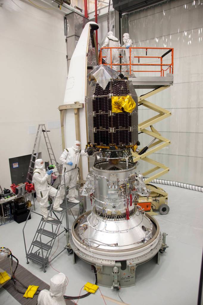 LADEE Encapsulated into the Minotaur V Fairing