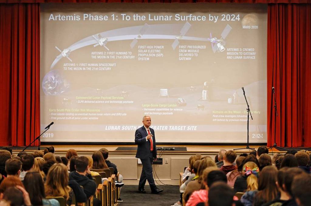 NASA Chief Technologist Present Artemis to Students in Arkansas