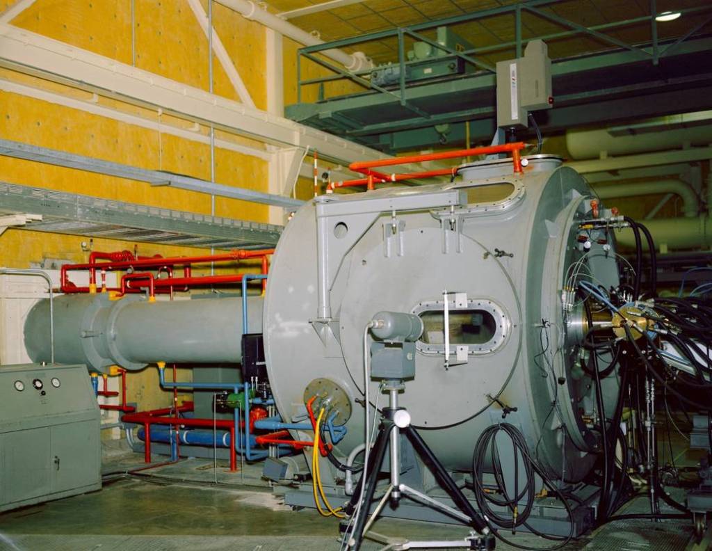 Installation of the 8′ Vacuum Test Chamber within the High bay, facing northeast