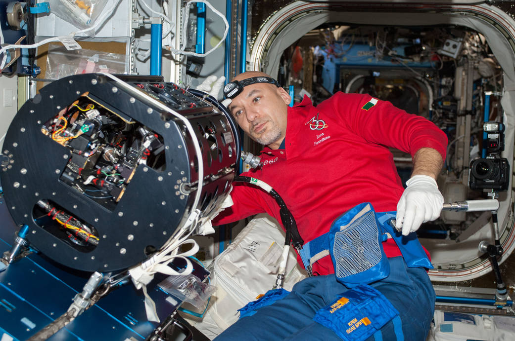 Astronaut Luca Parmitano Works on Multi-User Droplet Combustion Apparatus 