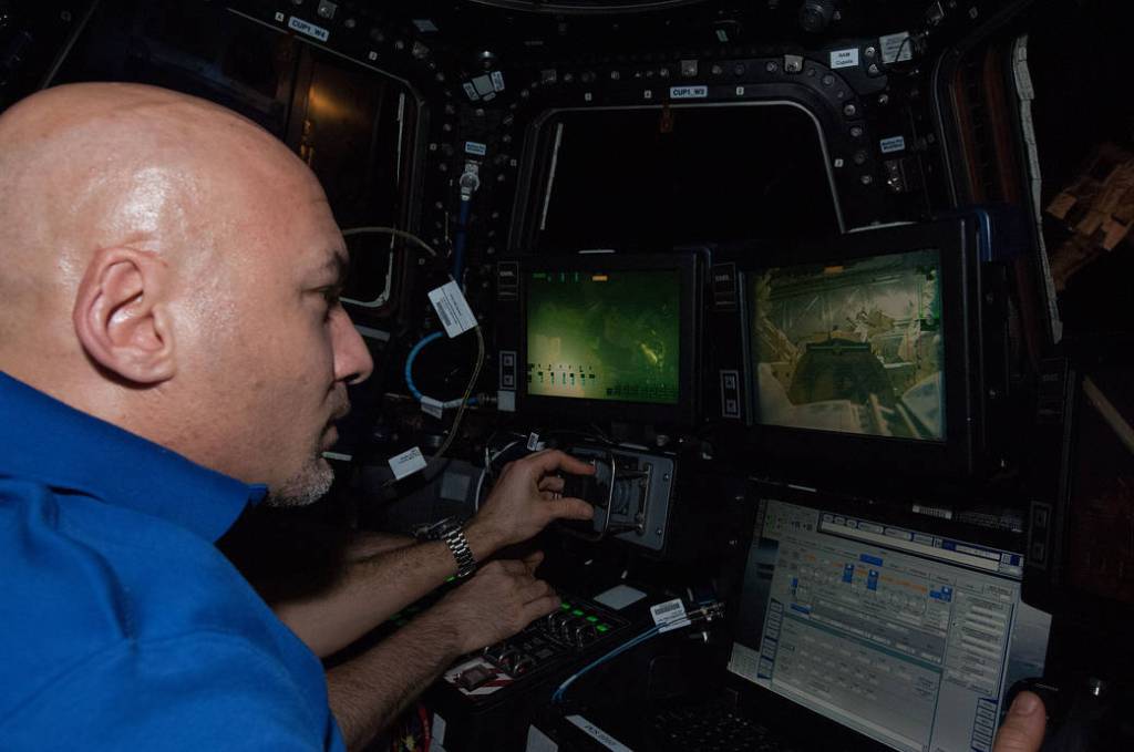Station Astronauts Prep for HTV-4 Grapple
