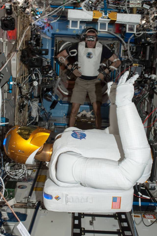 Astronaut Chris Cassidy and Robonaut 2