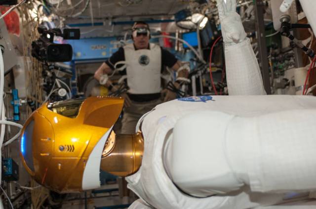 Astronaut Chris Cassidy and Robonaut 2