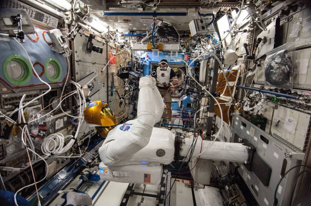 Astronaut Chris Cassidy and Robonaut 2