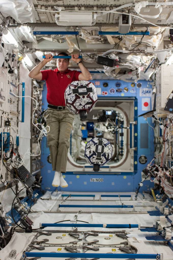 Chris Cassidy With SPHERES