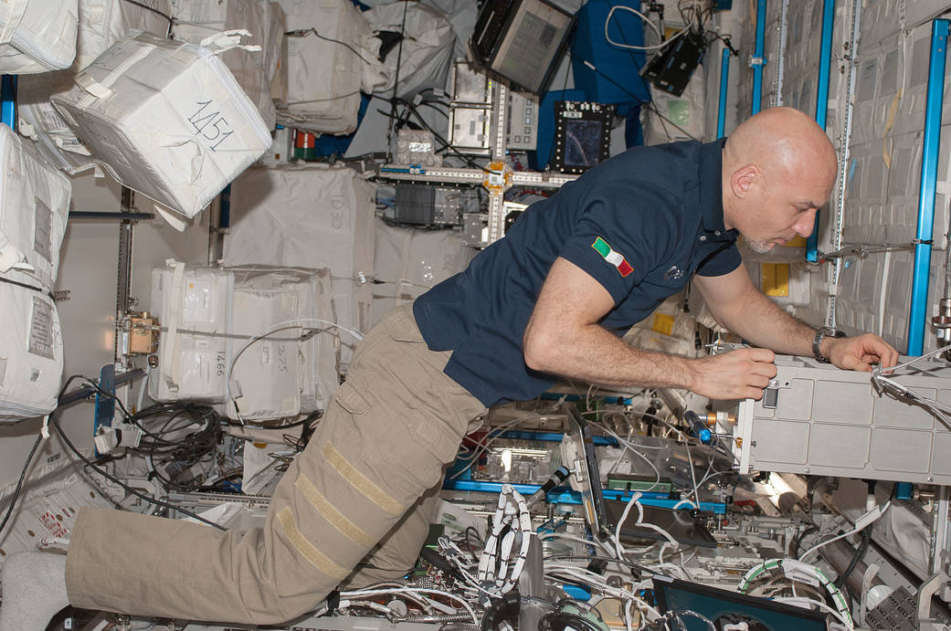 Luca Parmitano works in the Columbus lab