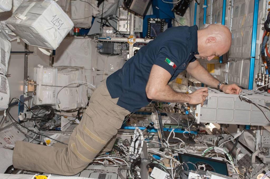 Luca Parmitano works in the Columbus lab