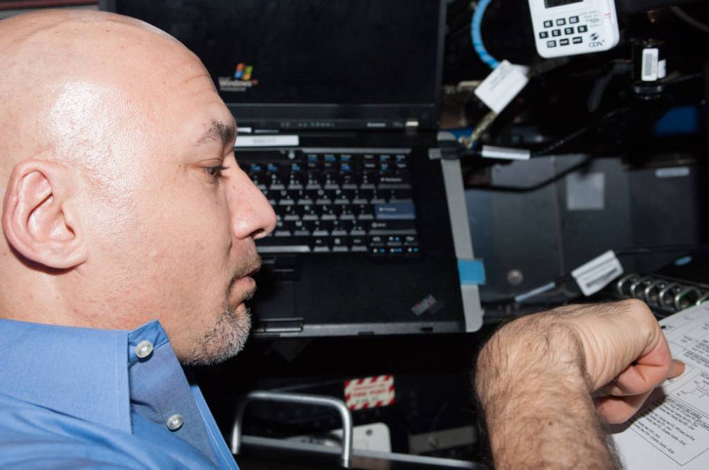 Luca Parmitano reads an HTV-4 checklist