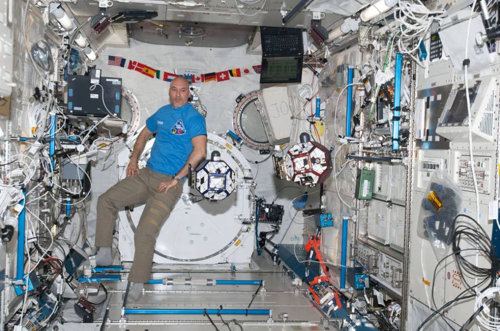 Luca Parmitano with SPHERES