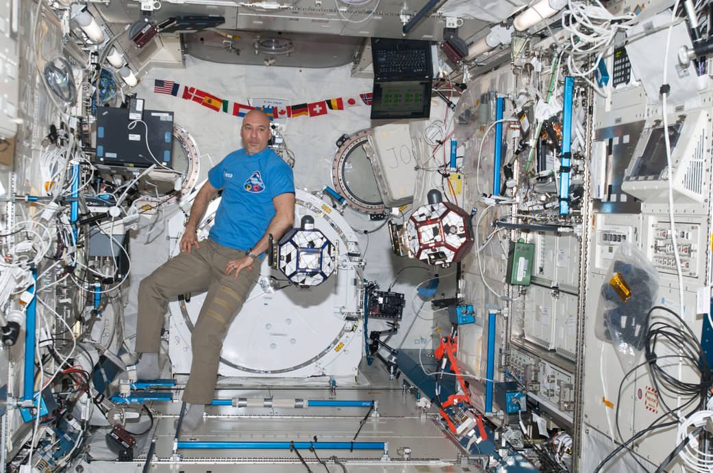 Luca Parmitano with SPHERES