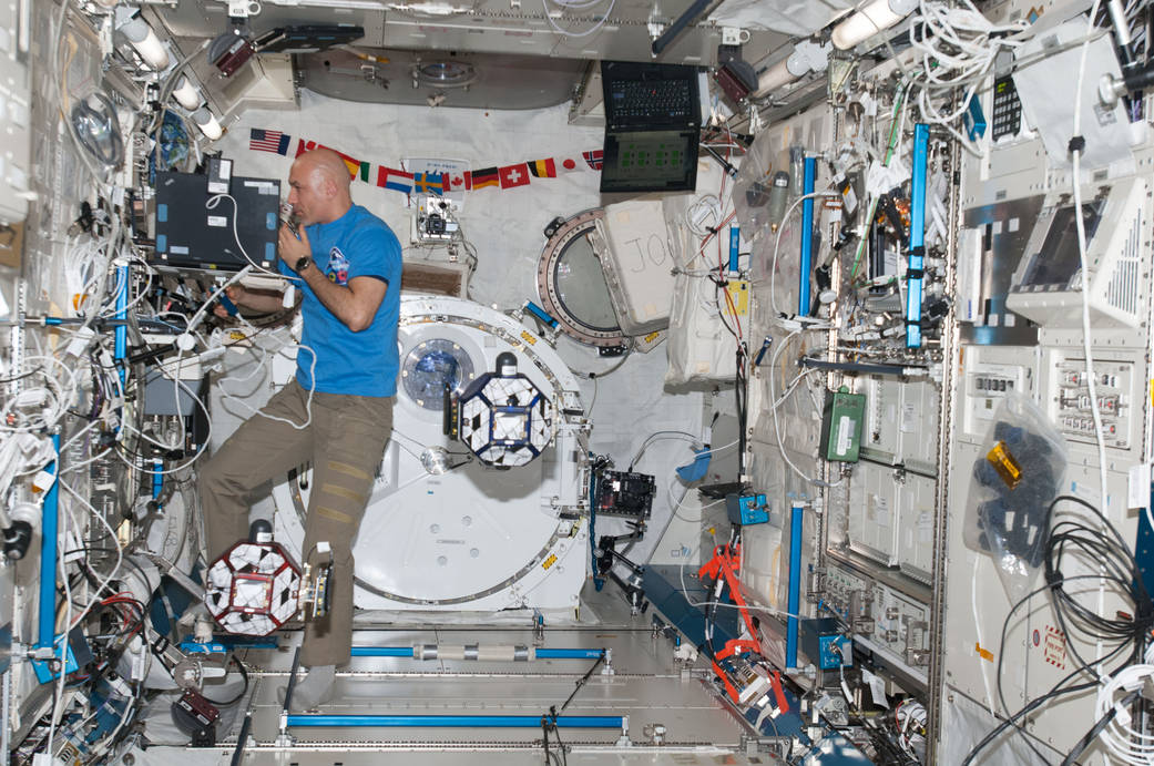 Luca Parmitano with SPHERES