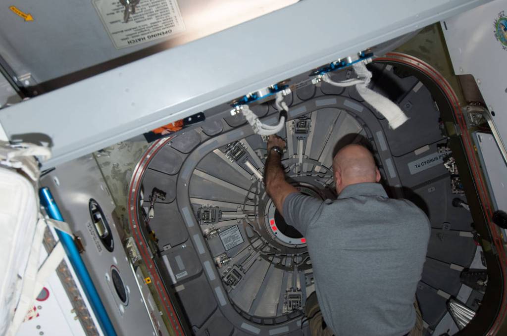 Closing Hatches Between Cygnus and Station