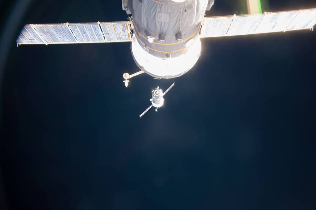 Expedition 38 Approaches the International Space Station