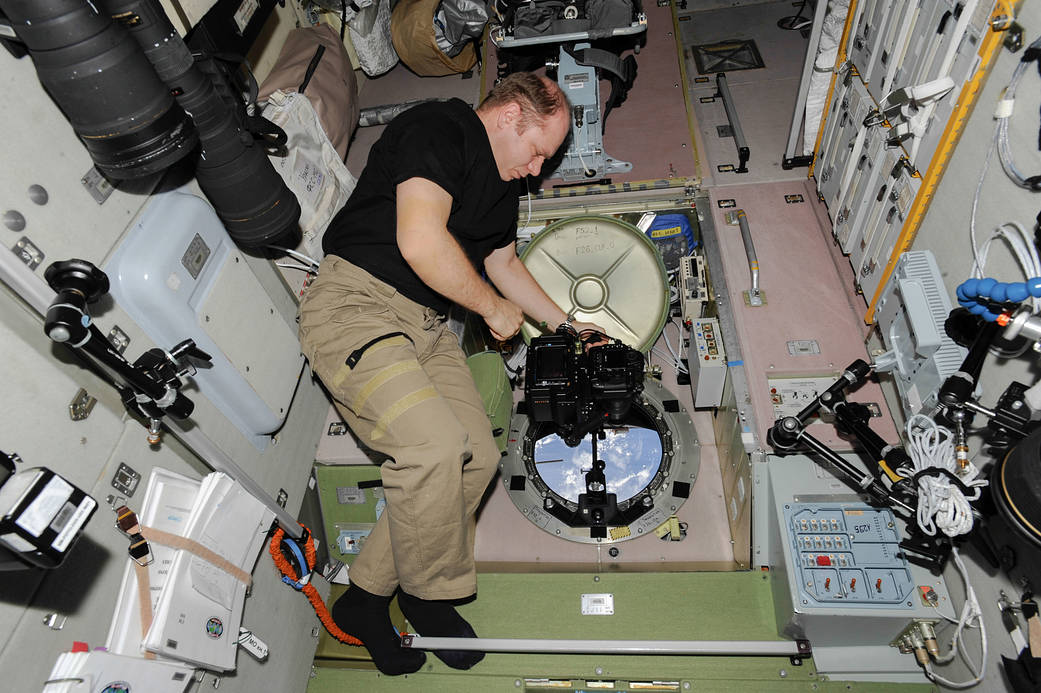 Oleg Kotov Performs the Albedo Experiment