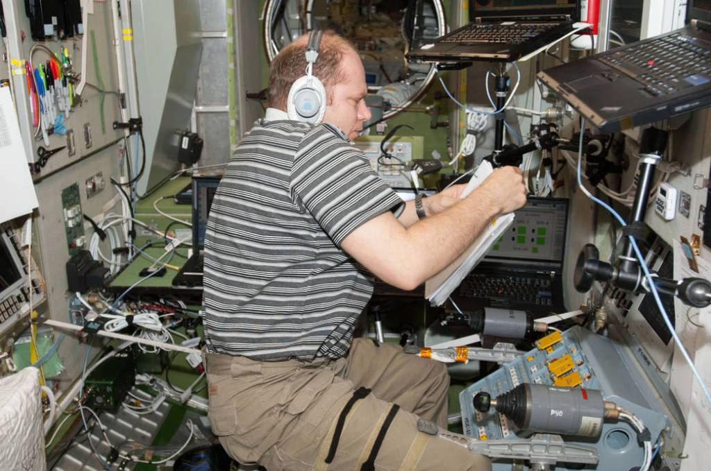 Station Commander Monitors Approach of Progress Cargo Craft
