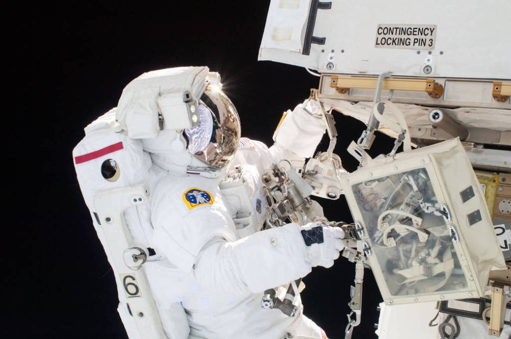 Astronaut Rick Mastracchio Participates in Spacewalk