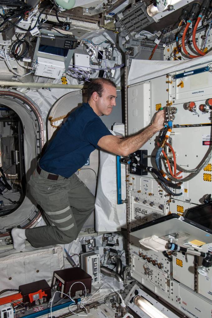 Astronaut Rick Mastracchio Works With Fluid Science Laboratory