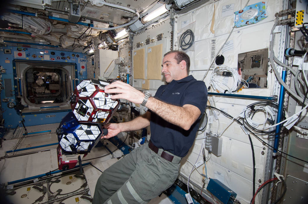 Astronaut Rick Mastracchio works with SPHERES