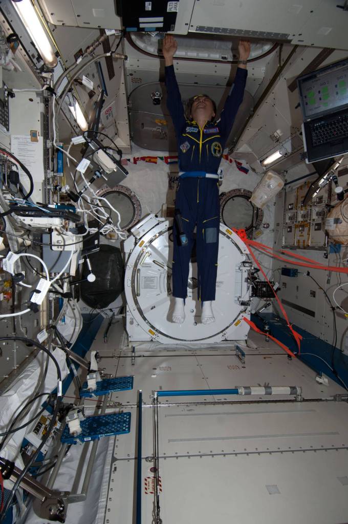 Koichi Wakata Floats into Kibo Laboratory