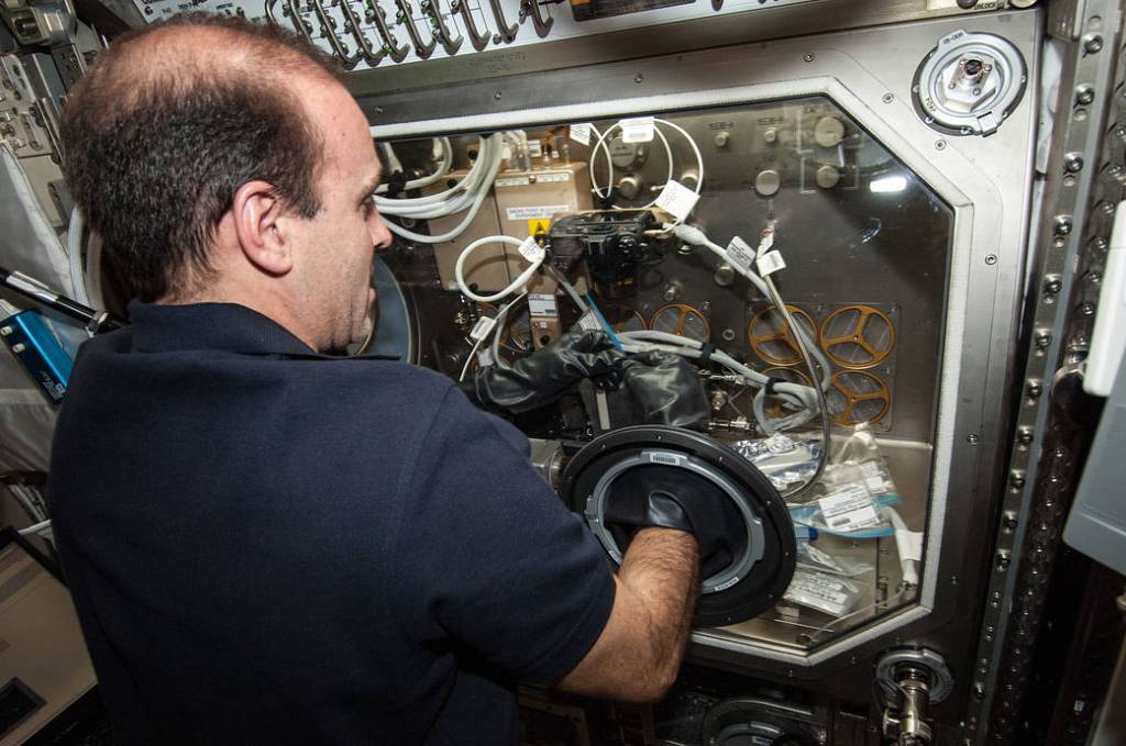 Astronaut Rick Mastracchio Works With BASS Experiment