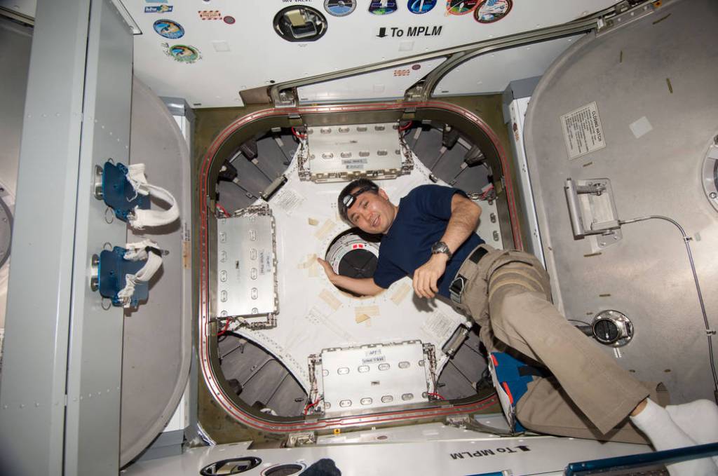 Astronaut Koichi Wakata Prepares to Close Hatch to Cygnus
